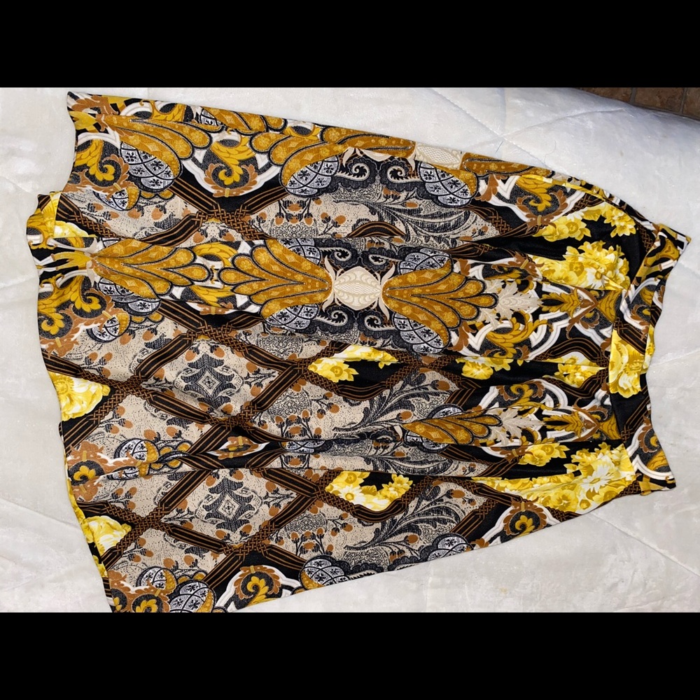 Dressy skirt with pockets. Reaches knees.